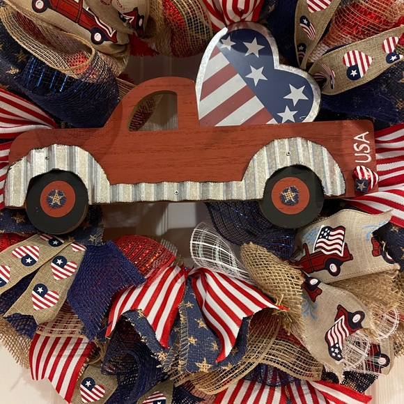 “Red Truck” Patriotic WREATH Red, White and Blue wreath 26” VERY FULL! JULY 4th - Picture 3 of 11